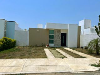 Casa una planta con terreno excedente en RENTA, Gran Santa Fe