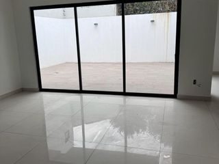 Se RENTA casa en condominio