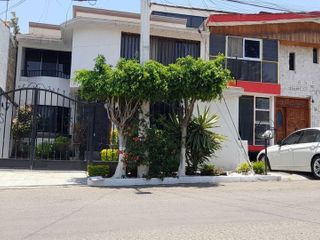 Casa en Venta de 3 niveles en Colonia Constituyentes Querétaro RCV220513-JB