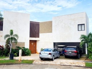 Casa con acción incluida en venta en privada en el Yucatán Country Club.
