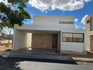 Casa en venta UN piso en privada al norte de Mérida