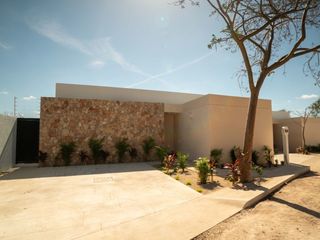 CASA CON PISCINA DE UNA PLANTA CON 3 RECÁMARAS | CHOLUL, MÉRIDA |