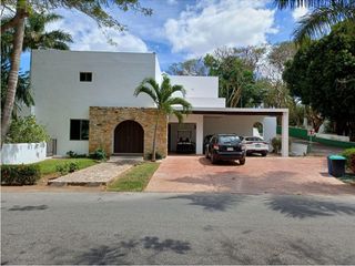 Casa en condominio en Renta dentro del Club de Golf la Ceiba con vista al campo