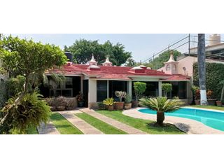 Casa sola en venta de un nivel en Jardines de Cuernavaca con alberca