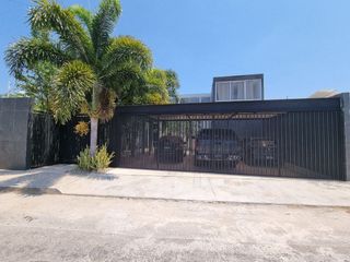 Casa en venta en Mérida, 3 recámaras, una en planta baja, con piscina
