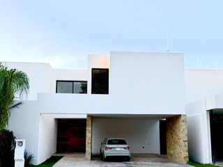 Casa en venta en privada en Mérida 4 habitaciones