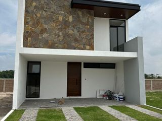 PREVENTA!!! Casa nueva en fraccionamiento privado Villas de Campestre LAGOS DE MORENO
