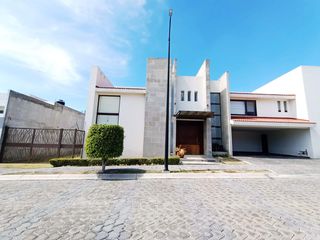 Casa en venta en Lomas de Angelópolis 1, Clúster 222, muy cerca de Sonata con 500m2 de jardín