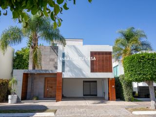 Casa en venta o renta en primera sección de Lomas de Angelópolis, Puebla