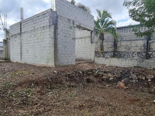 Terreno con construcción de 20 x 12 en la entrada a UMÁN a 100 m de la carretera
