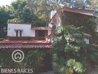 Venta de casa en exclusiva privada en Tepoztlán, en medio del bosque