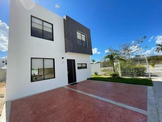 Casa en venta en Mérida, EXCELENTE ubicación ¡PRIVADA con PISCINA y AMENIDADES!