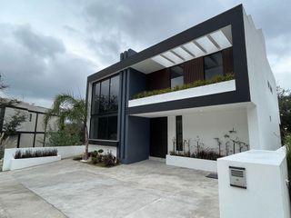 Moderna casa ubicada en Boulevard de la Torre Condado de Sayavedra