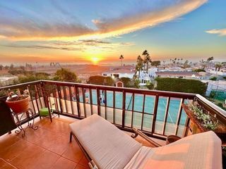 Large One Bedroom Ocean View Steps To Beach Condo