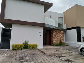 Casa en renta en Lomas de Juriquilla con cuarto de servicio