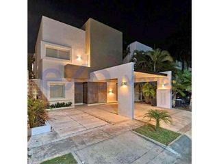 Casa en Venta en Residencial Cumbres, SMZ310, Cancun Quintana Roo, recin remodelada