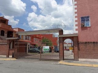 Casa en Venta en Los Sauces I, Toluca, EDOMEX. 3 recámaras, 2 y 1/2 baños, 1 estacionamiento.