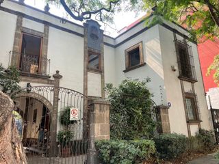 Hermosa casa cataloga en la Del Valle Centro a la venta
