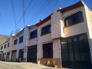 Casa en venta dentro de privada con portón eléctrico en el centro de Toluca de 4 recámaras