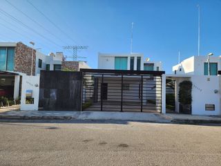 Casa en  Renta, Equipada, Amplio Terreno y Jardín, Temozón Nte, Mérida Yucatán