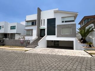 Se renta moderna casa en Prado Largo  $80,000