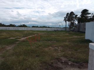 Se vende terreno en un desarrollo habitacional frente a la playa en Puerto Arista.