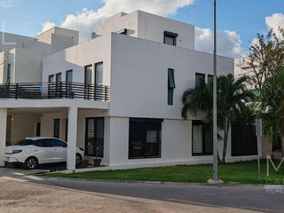 Casa en  Casa en Venta en Cancún, Residencial Aqua, 4 Recámaras con alberca. Supermanzana 330