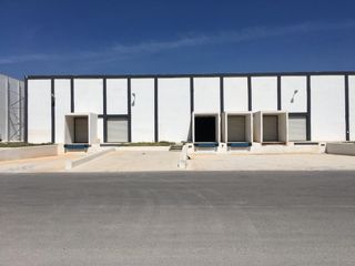 Bodega Industrial en periférico salida a carretera Mérida-Cancun de 650 m² de 11x58,  área de oficinas,  con 2  andenes de descarga propios, con caseta de vigilancia, totalmente bardeada.