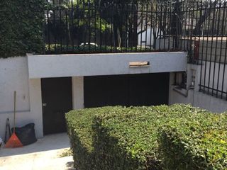 Vendo casa con jardín en colonia Real de Las Lomas, CDMX.