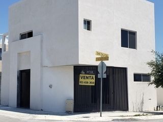 Casa en venta en esquina Fracc Arcangeles Allende