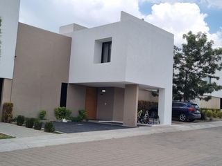 Casa en Privada en Cumbres del Lago, Juriquilla con cuarto de servicio