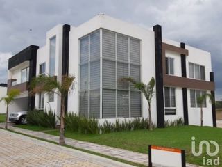 Casa en renta en Lomas de Angelópolis Puebla con jardín de 70 metros