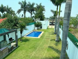 Casa en venta con amplio jardin, alberca y salón de juegos en Yautepec, Mor
