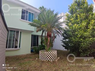 Casa de 2 niveles en venta ubicada en la Col. Pto. México en Coatzacoalcos, Veracruz.