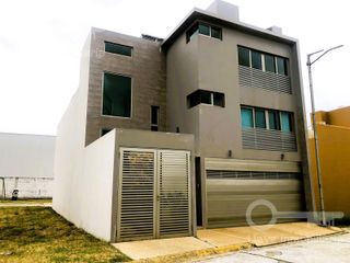 Casa residencial de 3 niveles, ubicada en Martha Chapa,  Fracc. Paraíso, en Coatzacoalcos, Veracruz.
