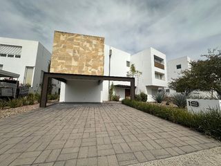 🏡 Vive el lujo y la comodidad en Fraccionamiento Jurica: Casa en Condominio Regency 🌟