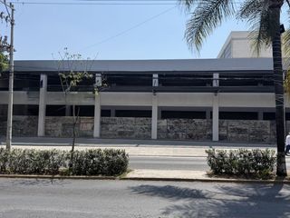 Ubicado en avenida super comercial