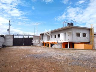Carretera a Tamayo: Oficinas con amplio terreno y doble acceso.