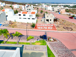 Se vende terreno frente a la alberca en Ciudad Maderas Residencial, El Marques.