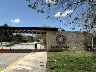 Amplio terreno dentro una privada con amenidades al norte de Mérida