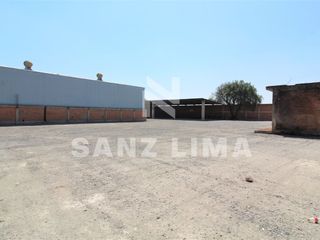 Salida a Salamanca: Amplio terreno, con área techada y obra gris.