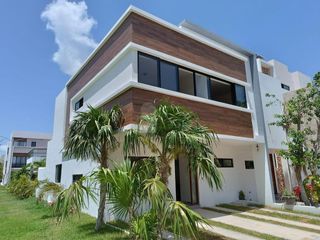 Casa Venta en esquina en Residencial Arbolada de 3 recs y 2.5 baños Cancun Quintana Roo