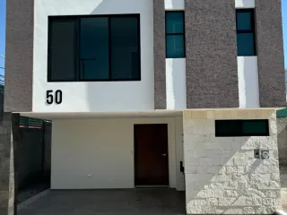 Casa en Venta en Zona Rancho Colorado, Excelente Ubicación, Acabados Premium  Amenidades: Cancha Futbol, Cancha Basquetbol y Areas Verdes