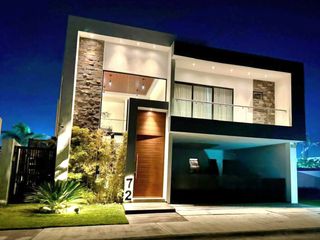 Casa en Venta en Punta Tiburon / Con gran Jardín