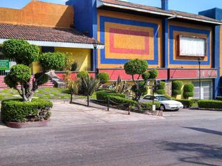 Edificio comercial frente a un Walmart