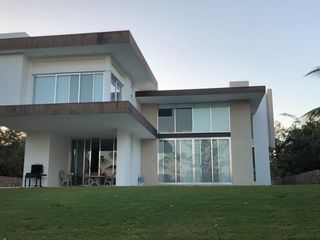 CASA EN VENTA MERIDA, YUCATAN COUNTRY CLUB, VISTA AL LAGO NATURAL, A 30 DIAS.