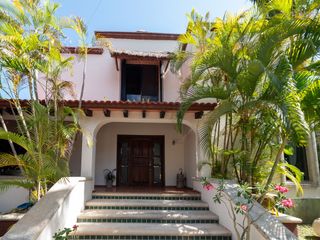 VENTA DE CASA, 5 HABITACIONES, ALBERCA, AMPLIO JARDIN,  EN RESIDENCIAL