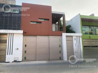 Casa en Venta en Carlos Aguirre, Fracc. Privada Paraiso, Coatzacoalcos, Ver.
