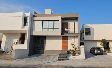 Casa en venta con recámara en PB en Cumbres del Lago Querétaro