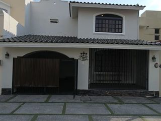 CASA EN VENTA 2 PLANTAS, 3 RECÁMARAS, 2.5 BAÑOS, COCHERA PARA 1 AUTO